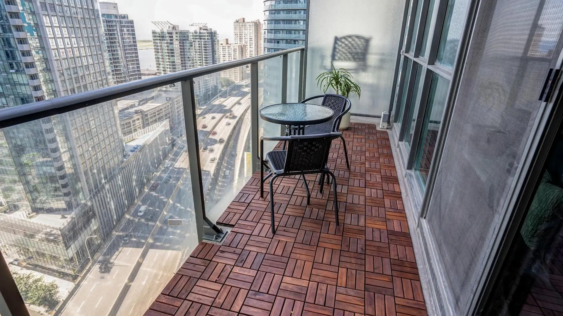 Stunning 1Br Condo In Heart Of Downtown Toronto