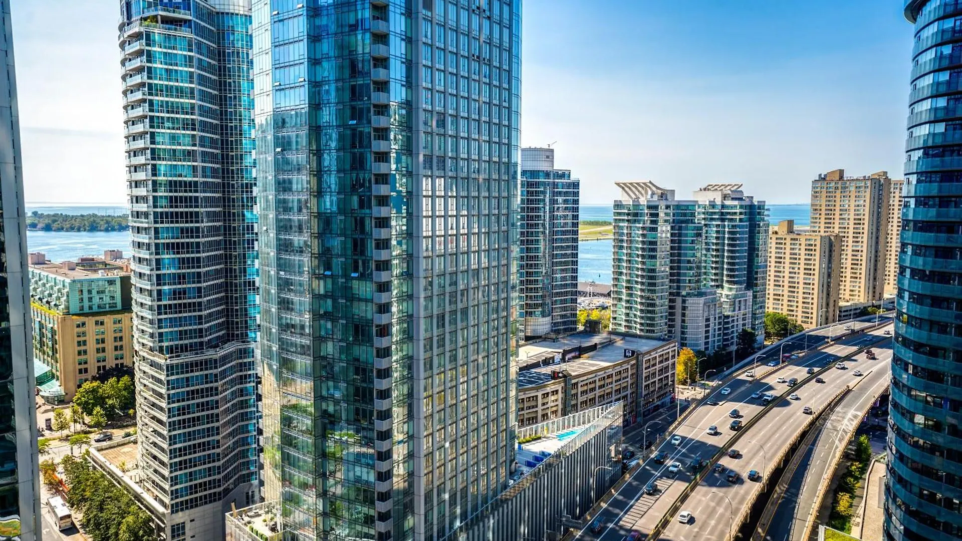 Stunning 1Br Condo In Heart Of Downtown Toronto Canada