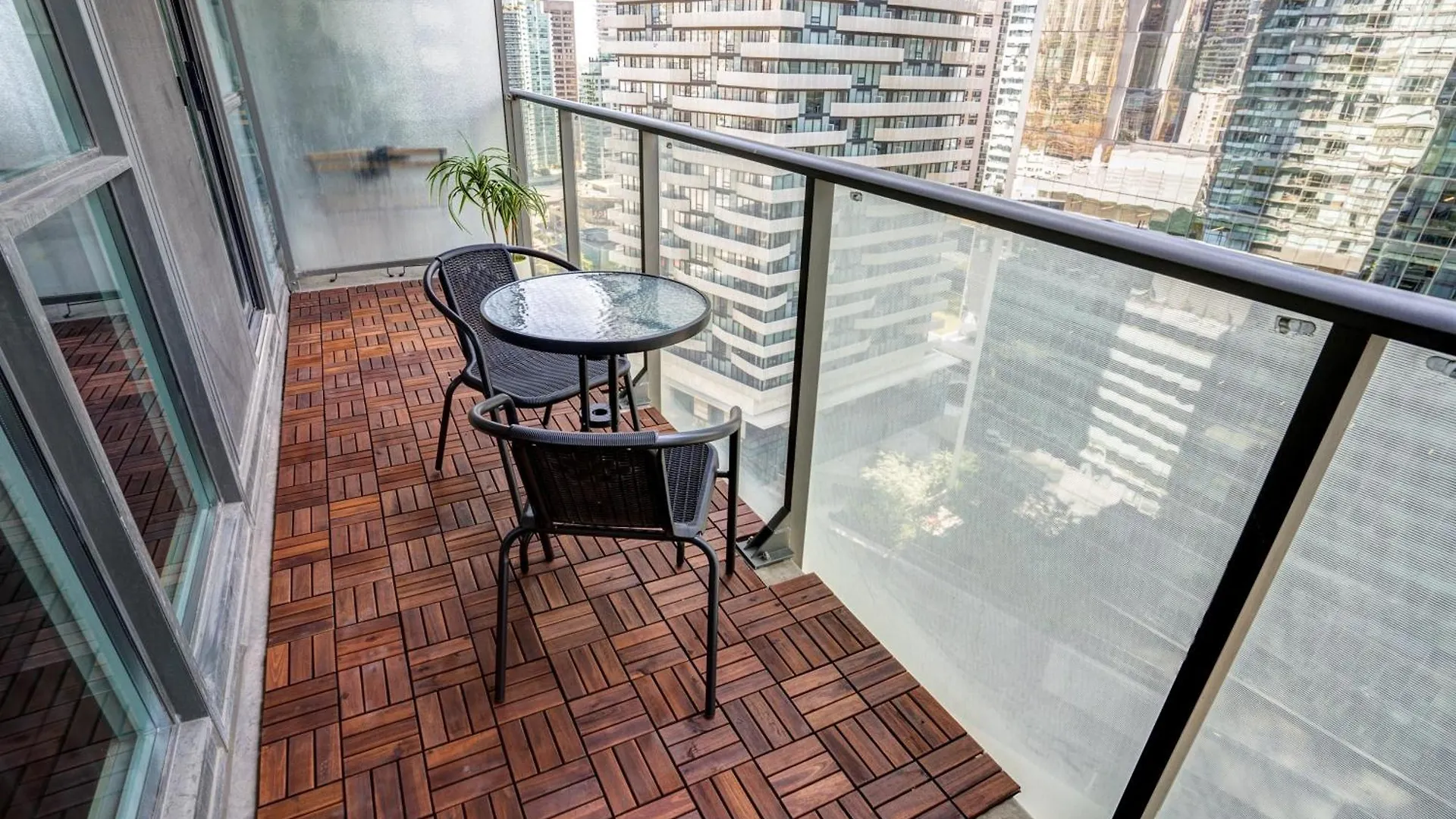 Stunning 1Br Condo In Heart Of Downtown Toronto Canada
