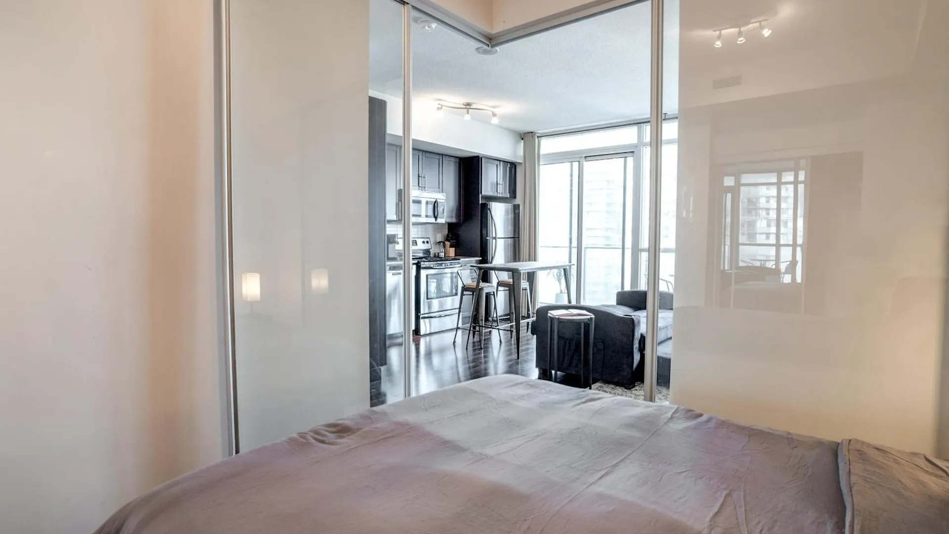 Apartment Stunning 1Br Condo In Heart Of Downtown Toronto