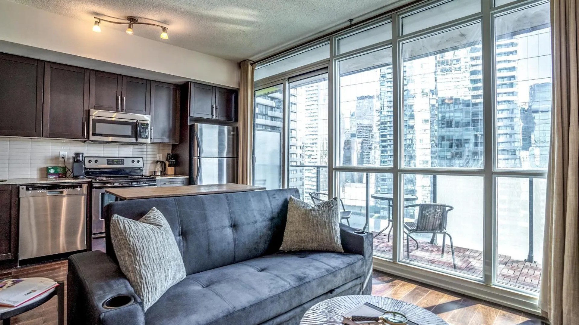 Stunning 1Br Condo In Heart Of Downtown Toronto