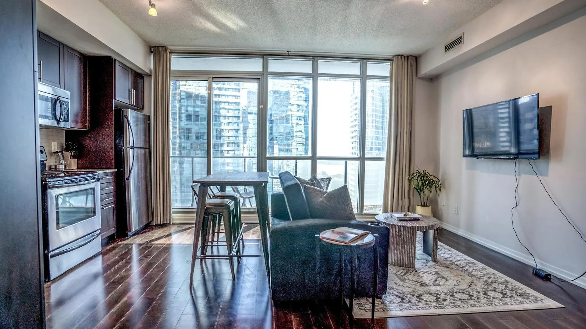 Apartment Stunning 1Br Condo In Heart Of Downtown Toronto Canada