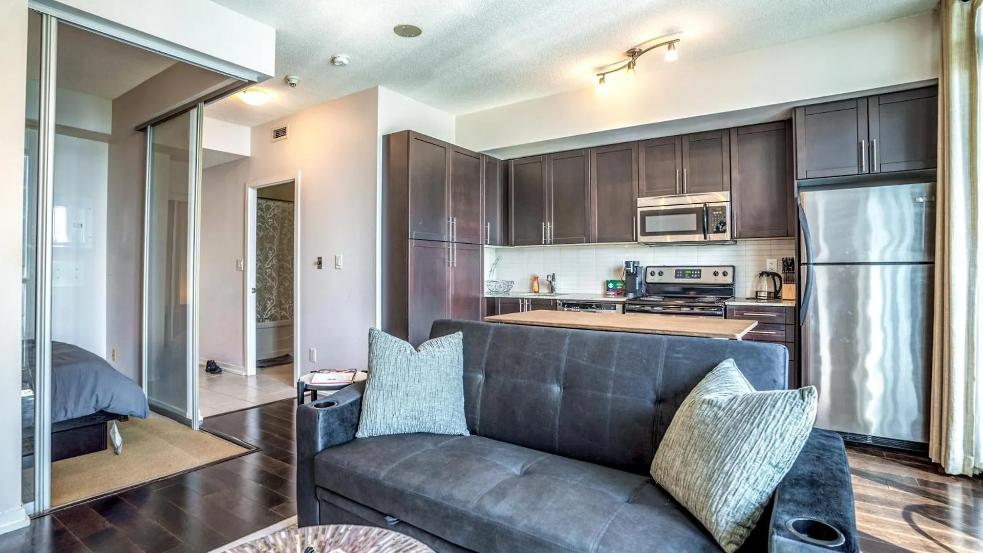 Stunning 1Br Condo In Heart Of Downtown Toronto