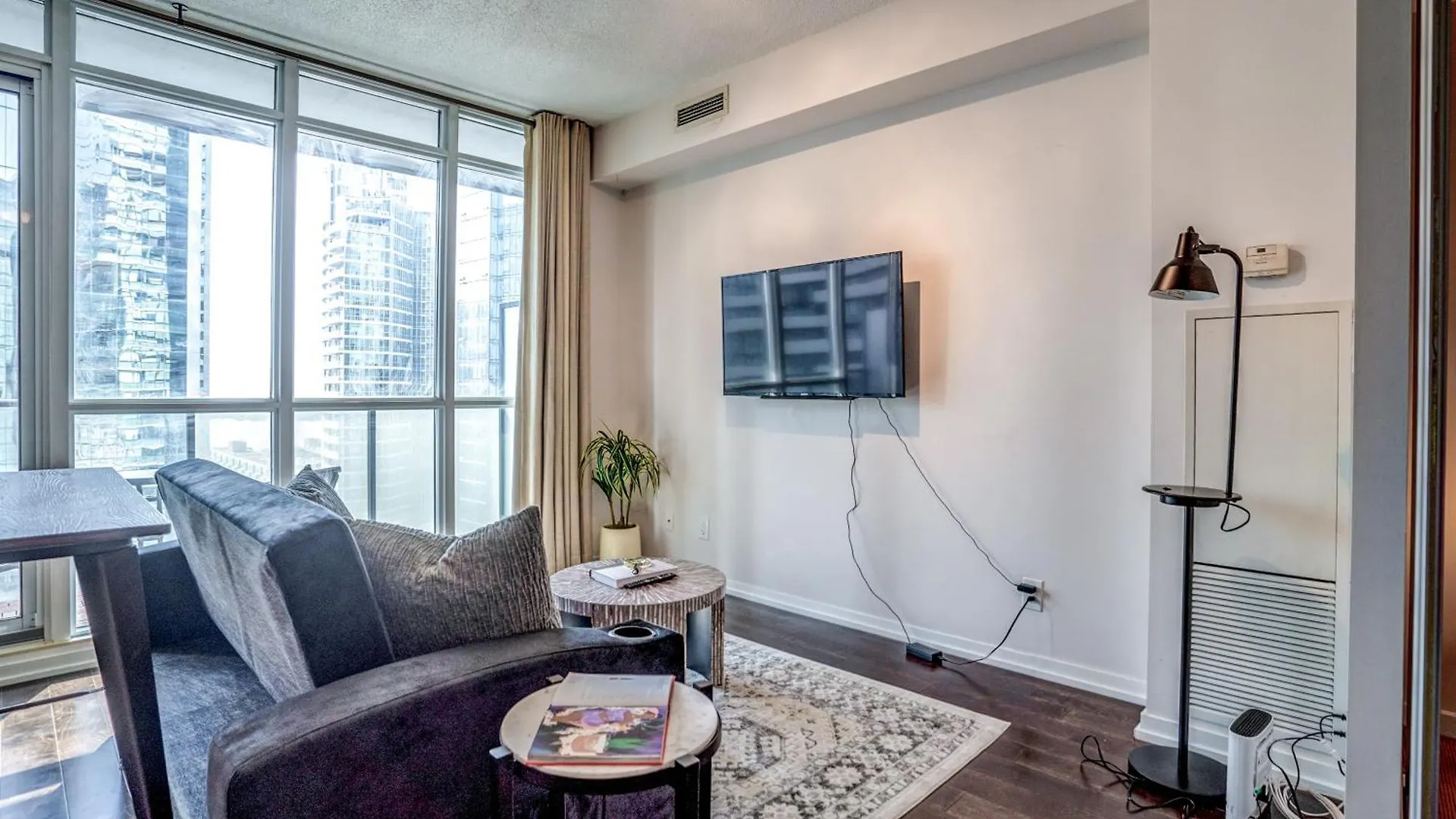 Apartment Stunning 1Br Condo In Heart Of Downtown Toronto