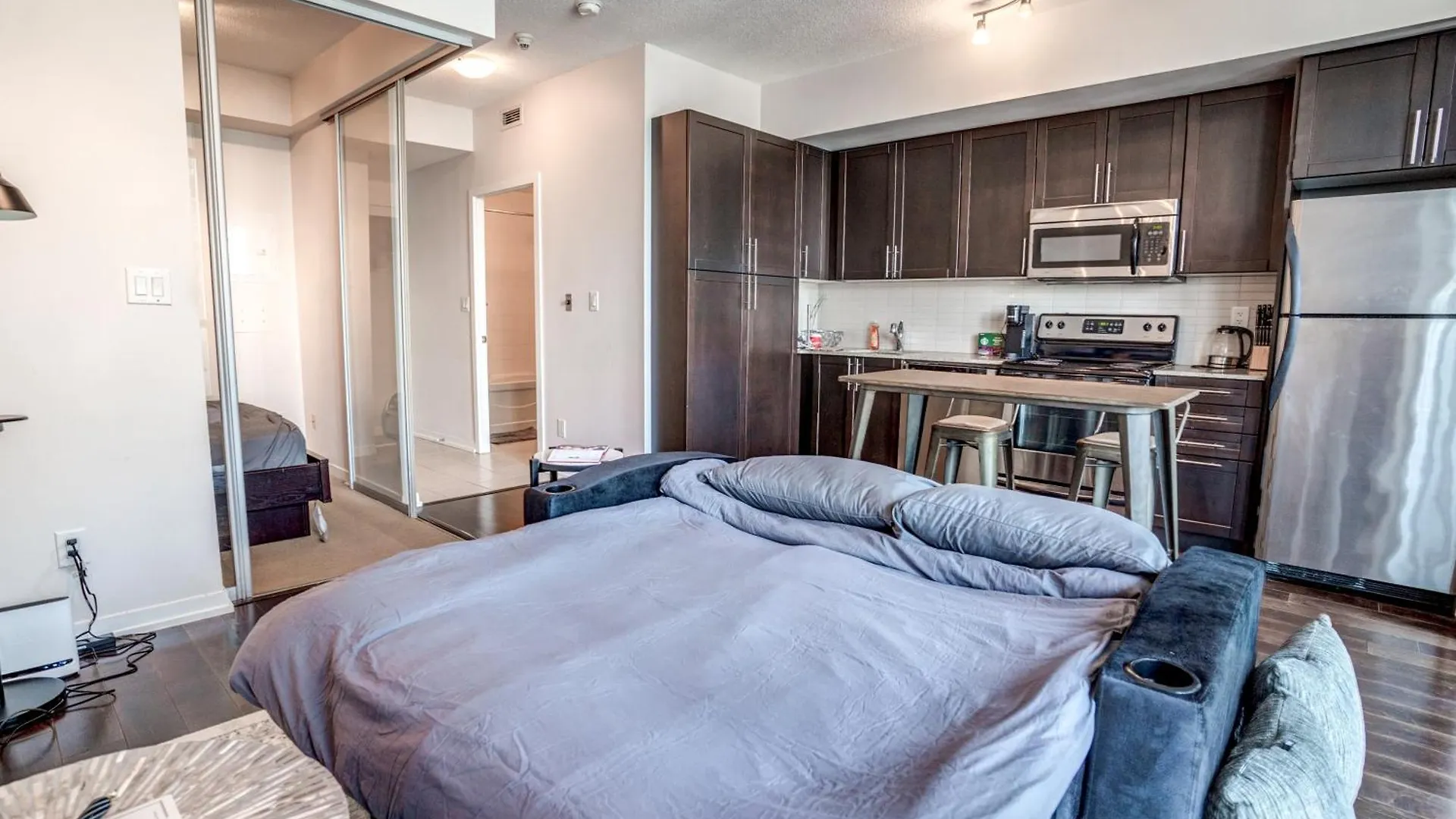 Stunning 1Br Condo In Heart Of Downtown Toronto